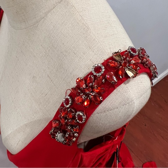 Mac Duggal Red V-Neck V-Back Embellished Shoulders Gloor Length Gown - Reemoly - Picture 15 of 17